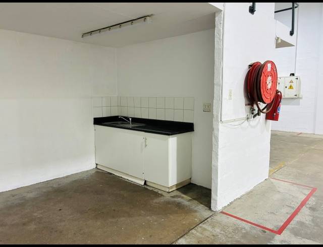 296M² WAREHOUSE TO LET IN RED HILL